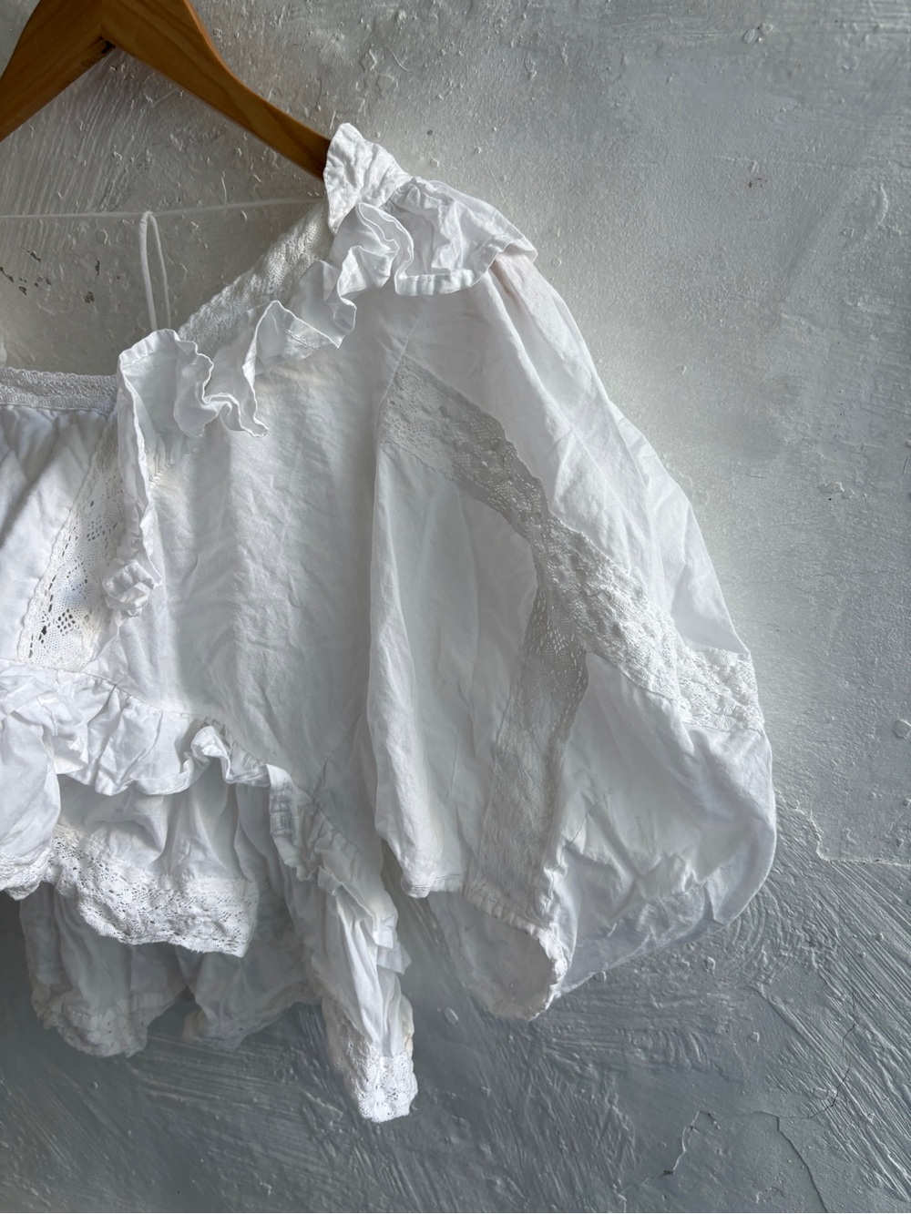 Beautiful ruffled smocked blouse - Picture 4 of 14
